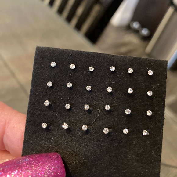 Nose ring- 24pcs/set Stainless Steel Rhinestone CZ Nose Stud nwt - Picture 6 of 6